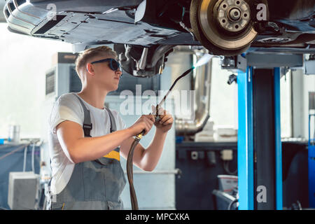Porträt einer stattlichen Automechaniker an Kamera mit Zuversicht Stockfoto