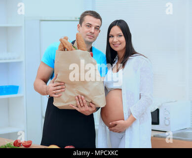 Mann und die schwangere Frau mit einem Paket von baguettes Stockfoto