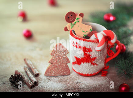 Christmas Cup Ornament und Süßigkeit auf einem Holztisch Stockfoto