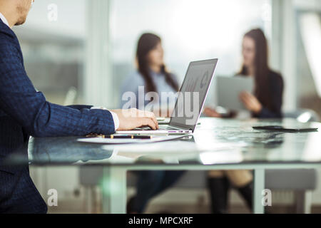 Kosten-manager Arbeiten am Laptop mit finanzieller Daten am Arbeitsplatz in einem modernen Büro Stockfoto