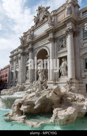 Vertikale Bild von erstaunlich, Fontana di Trevi, Sehenswürdigkeiten von Rom, Italien Stockfoto
