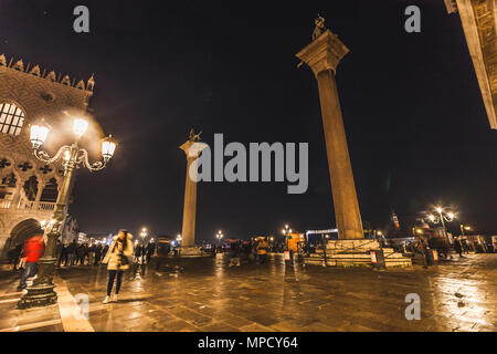 Venedig, Italien - 02 Januar 2018: Nacht Blick auf den Palazzo Ducale und San Marco und San Todaro Spalten in San Marco Platz Stockfoto