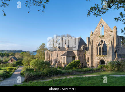 Abtei von Beauport (Abbaye de Beauport) am späten Nachmittag Sonnenschein, Paimpol, Bretagne, Frankreich Stockfoto