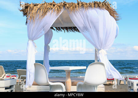 Tisch in einem Restaurant an der Küste des Schwarzen Meeres in Bulgarien. Stockfoto