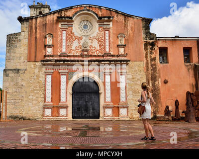 Touristische stand vor der Fassade des Convento de la Orden de los Predicadores in Santo Domingo Stockfoto