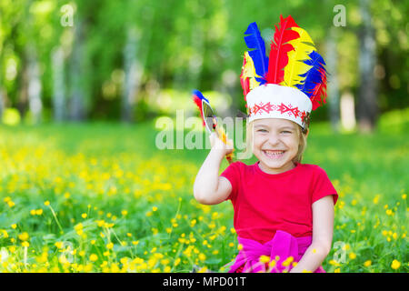 kleine lustige Mädchen spielen Indianer Stockfoto