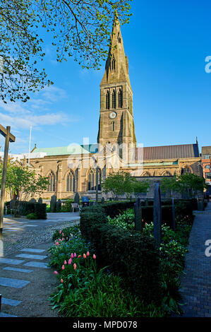 Leicester Kathedrale Turm und ein blauer Himmel Stockfoto