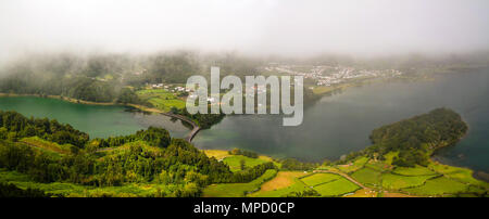 Luftaufnahme von Azul und Verde Seen bei Sete Cidades in Sao Miguel, Azoren, Portugal Stockfoto