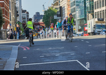 Radfahren in London hat seit der Einführung der besseren Infrastruktur erhöht und getrennte Fahrradwege. Stockfoto