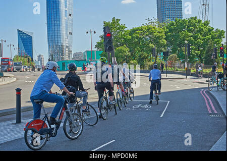 Radfahrer Ampel Großbritannien Stockfoto