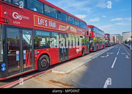 London Westminster Bridge und eine Linie der roten Doppeldeckerbusse Stockfoto