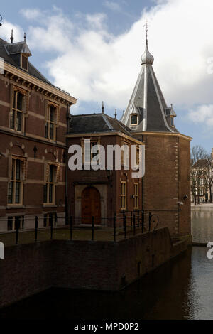 Den Haag, Niederlande - Februar 27,2015: Der Turm ist Teil des Binnenhof in Den Haag. Der Turm ist seit 1982 das Amt des Ministerpräsidenten Stockfoto