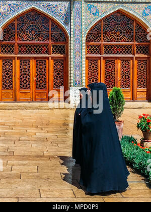 Isfahan, Iran - 22. April 2018: Traditionell gekleidete iranische Frauen außerhalb der historischen Imam Moschee Naghsh-e Jahan Square, Isfahan, Iran Stockfoto