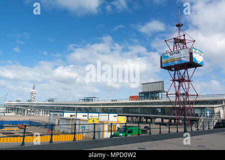 Scheveningen, Niederlande - 31. März 2015: Ankündigung über die Wiedereröffnung des Pier in Scheveningen Holland Stockfoto