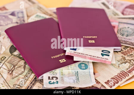 Ausländische Pässe und Geld aus europäischen Ländern Stockfoto