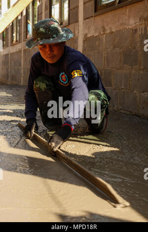 Ein Royal Thai Army Soldat mit Mobile Development Unit 52, glättet Beton bei Ban Nong Mi Schule, Provinz Buri Ram, Thailand, während der übung Cobra Gold, Feb 1, 2017. Cobra Gold, in seiner 36. Iteration, konzentriert sich auf die humanitären Civic action, Engagement für die Gemeinschaft, und ärztlichen Tätigkeiten die Bedürfnisse und das humanitäre Interesse der Zivilbevölkerung in der Region zu unterstützen. (U.S. Marine Corps Combat Kamera Foto von Lance Cpl. Maximiliano Rosas) Stockfoto