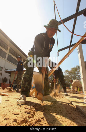 Ein Royal Thai Army Soldat, mit Mobile Development unit 52, gräbt ein Graben, die sie während der Bauzeit ein Auditorium in Ban Nong Mi Schule, Provinz Buri Ram, Thailand, während der übung Cobra Gold, Feb 1, 2017. Cobra Gold, in seiner 36. Iteration, konzentriert sich auf die humanitären Civic action, Engagement für die Gemeinschaft, und ärztlichen Tätigkeiten die Bedürfnisse und das humanitäre Interesse der Zivilbevölkerung in der Region zu unterstützen. (U.S. Marine Corps Combat Kamera Foto von Lance Cpl. Maximiliano Rosas) Stockfoto