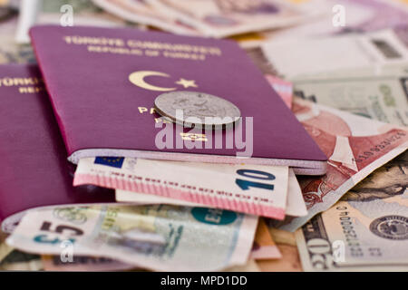 Ausländische Pässe und Geld von den Ländern Stockfoto