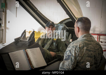 Pete Hegseth, Fox News Contributor, besuche die 138 Fighter Wing, loslösung 1, auf Ellington Field, TX, Jan. 1, 2017. Hegseth met mit 138 Operationen Gruppe Personal, vor seiner Incentive Reise in einer F-16 Fighting Falcon, um voll für die Erfahrung des Fliegens in einem Kampfjet vorbereitet zu sein. (U.S. Air National Guard Foto von Tech. Sgt. Zeichnete A. Egnoske) Stockfoto