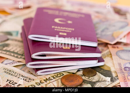 Ausländische Pässe und Geld aus europäischen Ländern Stockfoto