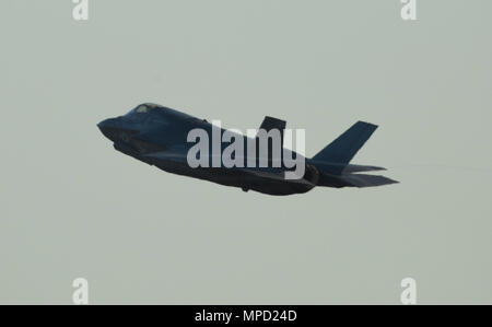 Ein U.S. Marine Corps F-35B Lightning II von der VMFA-121 startet am 3. Februar 2017 an der Marine Corps Air Station Iwakuni, Japan. Die F-35B ist der erste operative Überschalljäger der MCAS Iwakuni und bietet taktische Vormachtstellung, Einsatzvielfalt und fortschrittliche Sensorfusion für die MAGTF. Stockfoto
