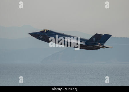 Eine F‑35B Lightning II mit Marine Fighter Attack Squadron 121 hebt von der Marine Corps Air Station Iwakuni in Japan ab und zeigt seine STOVL-Fähigkeit. Das Flugzeug, ausgestattet mit einem Pratt & Whitney F135 Turbofan, unterstützt ein Spektrum von Missionen, darunter Luftüberlegenheit und Bodenangriff. Die Präsenz der VMFA‑121 stärkt die taktische Stärke und Bereitschaft der Luftfahrt innerhalb der III Marine Expeditionstruppe. Stockfoto