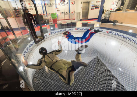 170201-N-SF 508-388 Virginia Beach, Virginia (Feb. 1, 2017) Segler auf Explosive Ordnance Disposal Group (EODGRU) 2 Praxis ordnungsgemäße freefall Technik während der militärischen Freifall Ausbildung in einem vertikalen Windkanal in Virginia Beach, Virginia. EODGRU-2 zugewiesen ist in gemeinsamen Expeditionary Base wenig Creek-Fort Geschichte gehabt und beaufsichtigt alle Ostküste basierte Marine die Beseitigung von Explosivstoffen Einheiten. (U.S. Marine Foto von Mass Communication Specialist 2. Klasse Charles Oki/Freigegeben) Stockfoto