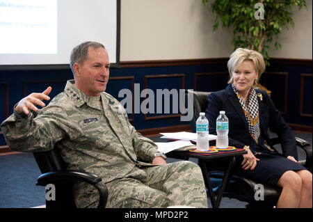 Maxwell AFB, Ala - Luftwaffe Stabschef General David L. Goldfein die Schwadronenkommandanten und Ehegatten Kurse Adressen sowie der Gruppenkommandant Kurse an der Eaker Zentrum für professionelle Entwicklung, Feb 2, 2017. (US Air Force Foto von Melanie Rodgers Cox) Stockfoto