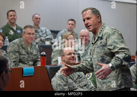 Maxwell AFB, Ala - Luftwaffe Stabschef General David L. Goldfein die Schwadronenkommandanten und Ehegatten Kurse Adressen sowie der Gruppenkommandant Kurse an der Eaker Zentrum für professionelle Entwicklung, Feb 2, 2017. (US Air Force Foto von Melanie Rodgers Cox) Stockfoto