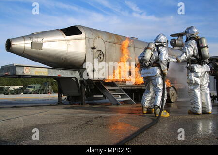 Flugzeuge die Rettung und Brandbekämpfung Marines mit Marine Wing Support Squadron 271, Marine Flugzeuge Gruppe 14, 2. Marine Flugzeugflügel, ein Feuer an Bord Marine Corps Hilfs Landeplatz Bogue, N.C., Feb 1, 2017 löschen. Das Training wurde mit einem mobilen Flugzeuge Löschübungen Gerät an, bei dem es sich um eine Propan Betrieben durchgeführt, kontrollierten System verwendet ein Flugzeug Feuer zu simulieren. AARF Marines müssen die Ausbildung regelmäßig durchzuführen, um leistungsfähig zu bleiben. (U.S. Marine Corps Foto von Cpl. Mackenzie Gibson/Freigegeben) Stockfoto