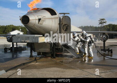 Flugzeuge die Rettung und Brandbekämpfung Marines mit Marine Wing Support Squadron 271, Marine Flugzeuge Gruppe 14, 2. Marine Flugzeugflügel, die Treppe an der Innenseite eines mobilen Flugzeuge Löschübungen Gerät an Bord Marine Corps Hilfs Landeplatz Bogue, N.C., Feb 1, 2017. Die angebotenen Trainings eine realistische Erfahrung, was ein Flugzeug Feuer sieht aus und fühlt sich an wie. Dies gab die Marines eine einzigartige Möglichkeit, sich auf, wie Sie griff Ernstfall kontrollieren würde und zu bewerten. (U.S. Marine Corps Foto von Cpl. Mackenzie Gibson/Freigegeben) Stockfoto