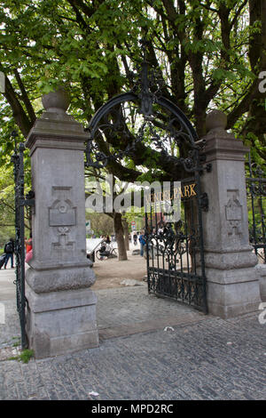 Amsterdam, Niederlande - 8. Mai 2015: Eingangstor der Vondelpark in Amsterdam. Stockfoto