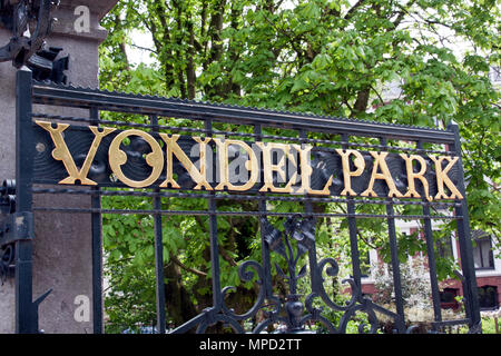 Amsterdam, Niederlande - 8. Mai 2015: Eingang der Vondelpark in Amsterdam, Buchstaben auf dem Zaun am Eingang des Parks Stockfoto