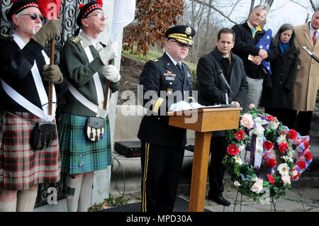 Brigadegeneral Stephen E. Strand, stellvertretender kommandierender General für die 88 regionalen Support Command, spricht zu den mehr als 100 Einwohner, Studenten und lokalen Gemeinschaft Führer während der Zeremonie zu Ehren Präsident William Henry Harrison, an seinem Grab in North Bend, Ohio, Feb 3. Stockfoto