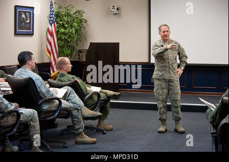 Maxwell AFB, Ala - Luftwaffe Stabschef General David L. Goldfein die Schwadronenkommandanten und Ehegatten Kurse Adressen sowie der Gruppenkommandant Kurse an der Eaker Zentrum für professionelle Entwicklung, Feb 2, 2017. (US Air Force Foto von Melanie Rodgers Cox) Stockfoto