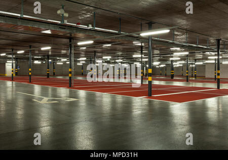 Neue Tiefgarage. Foto der Tiefgarage, industrielle Inneneinrichtung Hintergrund. Stockfoto