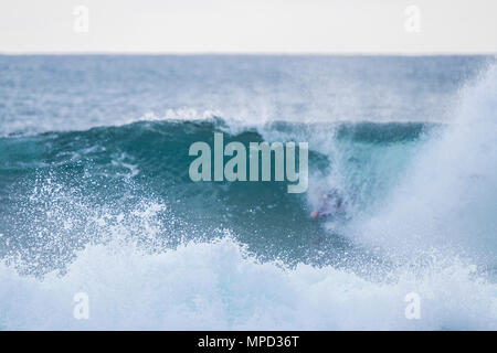 Big Wave auf Fuerteventura mit einem Mann mit Neoprenanzug, Body Board in der Leitung. Kraft der Natur und Wassersport Stockfoto