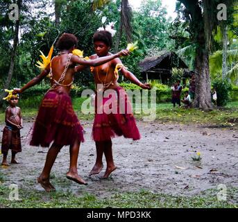 Frauen von Hobe Stamm Tanz der Schmetterlinge Tanz - 25. August 2014 Amele, Madang, Papua-Neuguinea Stockfoto