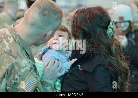 Soldat wiedervereinigt sich mit seiner Frau und seinem Sohn, am 4. Februar 2017 in Chicago, IL. 863Rd Ingenieur Bataillon zurück nach Hause nach einem zehn Monate Bereitstellung. (US Army Foto von SPC Brianna Saville) Stockfoto