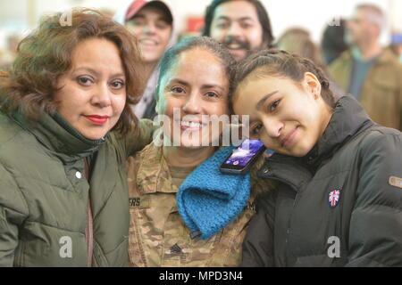 Soldat wiedervereinigt sich mit seiner Frau und seinem Sohn, am 4. Februar 2017 in Chicago, IL. 863Rd Ingenieur Bataillon zurück nach Hause nach einem zehn Monate Bereitstellung. (US Army Foto von SPC Brianna Saville) Stockfoto