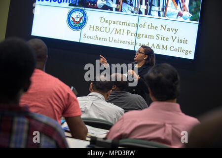 Das Naval Research Enterprise Internship Program (NREIP) bietet 10-wöchige Praktika für Studenten und Studenten in teilnehmenden Navy Labors unter Mentorenaufsicht. Das Programm, das während eines HBCU/MI-Besuchs an der Southern University und am A&M College vorgestellt wird, ermöglicht es Studenten, sich in der Forschung zu engagieren, praktische Erfahrungen zu sammeln, MINT-Fähigkeiten zu entwickeln und an Wissenschafts- und Technologieinitiativen des Department of the Navy teilzunehmen, um das berufliche Wachstum und die Exposition gegenüber Forschungsaktivitäten der Navy zu fördern. Stockfoto