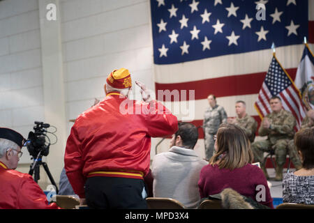 Hershel "Woody" Williamson, Ehrenmedaille der Empfänger und die Schlacht von Iwo Jima im Zweiten Weltkrieg Veteran, begrüßt die amerikanische Flagge während der Änderung der Verantwortung Zeremonie für Army Command Sgt. Maj. James L. Allen Februar 4, 2017 am West Virginia Joint Force Headquarters Armory, Charleston, W. Virginia. United States Marine Cpl. Woody Williamson kämpften tapfer für vier Stunden unter schweren Beschuss während der Schlacht von Iwo Jima Sprengladungen vorzubereiten und Flammenwerfern bekommen die feindliche Festung zu überholen. Williamson wurde der U.S.M.C. zugeordnet Behält sich 21 Marines, 3rd Marine Division d Stockfoto