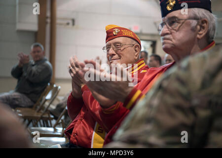 Hershel "Woody" Williamson, Ehrenmedaille der Empfänger und die Schlacht von Iwo Jima im Zweiten Weltkrieg Veteran, begrüßt mit dem Publikum nach für seinen Dienst bei der Änderung von Verantwortung Zeremonie für Army Command Sgt erkannt wird. Maj. James L. Allen Februar 4, 2017 am West Virginia Joint Force Headquarters Armory, Charleston, W. Virginia. United States Marine Cpl. Woody Williamson kämpften tapfer für vier Stunden unter schweren Beschuss während der Schlacht von Iwo Jima Sprengladungen vorzubereiten und Flammenwerfern bekommen die feindliche Festung zu überholen. Williamson wurde der U.S.M.C. zugeordnet Rese Stockfoto