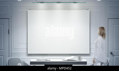 Weiß Büro Interieur mit leeren Plakat, Person stand Mockup, 3D-Rendering. Helle leer Arbeit Tagungsraum horizontale Leinwand mock up, Schreibtisch, 2 Stühle Stockfoto