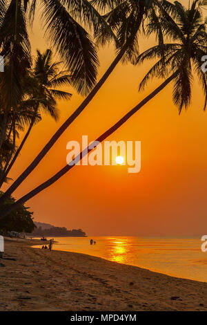 Sonnenuntergang am Strand von Bang Por. Koh Samui, Thailand. Stockfoto