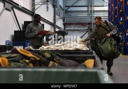 Erster Leutnant Daniel McKeown, 435Th Contingency Response Squadron contingency RESPONSE -Element Operations Officer, nimmt boot Liners bei der Installation der Bereitstellungsbereitschaft die Zelle des 86th Logistische Bereitschaft Squadron während der Übung strenge Forge auf der Air Base Ramstein, Deutschland, Feb 1, 2017. Die 435Th Contingency Response Group arbeitete mit den 86 Logistik Bereitschaft Squadron und die 86 Fahrzeug Bereitschaft Squadron für die Übung. Der Zweck der Übung war für die 435 CRG ihre Fähigkeit zu üben innerhalb von 72 Stunden bereitgestellt werden. (U.S. Air Force Foto von älteren Flieger Tryphäna Mayhugh) Stockfoto