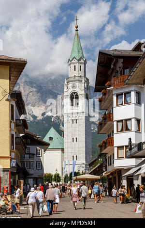 Blick entlang des Corso Italia, des hl. Filippo und Giacomo Pfarrkirche, Cortina d'Ampezzo, Italien Stockfoto