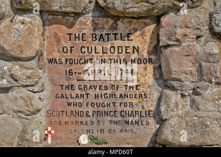 Das Schlachtfeld von Culloden ODER MOOR INVERNESS SCHOTTLAND PLAKETTE MIT NACHRICHT AUFDEM MEMORIAL CAIRN Stockfoto