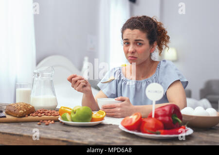 Heranwachsende Frau mit gesunden wegen Magenbeschwerden zu essen Stockfoto