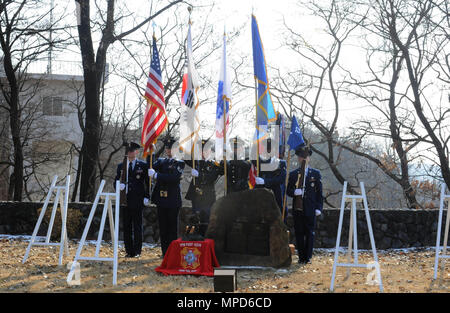 Mitglieder der 51th Fighter Wing Ehrengarde, würdigen, während die 66-jährige Jubiläumsfeier der Schlacht um Hügel 180, die auch als Schlacht von Bajonett Hill bekannt, am Osan Flughafen, Südkorea, Feb 3. Die Zeremonie der heroischen Taten der Soldaten der Easy Company ausgezeichnet, 27 Infanterie Regiment, während der Schlacht um Hügel 180, Feb 7, 1951. (U.S. Armee Foto von Sgt. Sinthia Rosario, achte Armee Public Affairs) Stockfoto